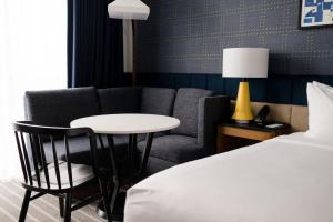 Postel nebo postele na pokoji v ubytování Cambria Hotel Boston Somerville