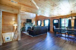 Imagen de la galería de Bandit Lodge BRAND NEW CABIN w Pool, en Sevierville 43 fotos más
