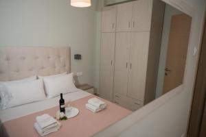 Ένα ή περισσότερα κρεβάτια σε δωμάτιο στο Zoe Seaview Apartment by RentalsPro - Nea Moudania Halkidiki
