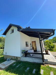 mały biały dom z czarnym dachem w obiekcie Kuća za odmor ZIVA - Bjelovar w mieście Veliko Trojstvo
