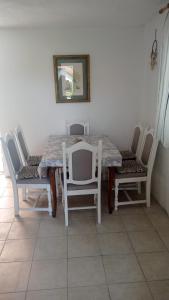 stół z krzesłami, stołem i lustrem w obiekcie Kuća za odmor ZIVA - Bjelovar w mieście Veliko Trojstvo