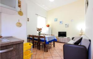 uma cozinha e sala de estar com uma mesa e um sofá em Casa Mirella em Castellabate