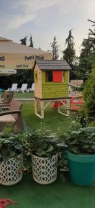 una casa de juegos en una mesa de picnic con macetas en Tasarz Spa Ośrodek Wczasowy en Rewal