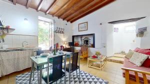 サン・クリストバル・デ・ラ・ラグーナにあるCharming 1-Bed House in La Lagunaのキッチン、リビングルーム(テーブル付)