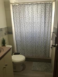 łazienka z zasłoną prysznicową i toaletą w obiekcie Apartamento Chorotega w mieście Liberia