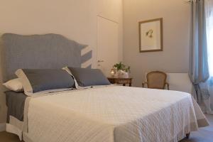 A bed or beds in a room at San Michele al Castello