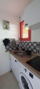 Cucina o angolo cottura di BO SOLEY, studio vue mer Les Hauts de Caritan