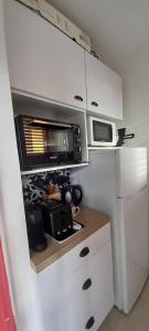 Cucina o angolo cottura di BO SOLEY, studio vue mer Les Hauts de Caritan