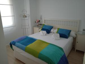 ein Schlafzimmer mit einem großen Bett mit einer bunten Decke in der Unterkunft Apartamento Sissi in Nerja