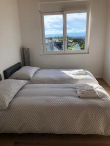 Postel nebo postele na pokoji v ubytování Villa spacieuse entre Fribourg et Morat, Golf de Wallenried