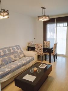 ein Wohnzimmer mit einer Couch und einem Tisch in der Unterkunft Apartamento Sissi in Nerja