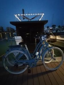 在La Maison Bateau Sotogrande内部或周边骑自行车