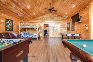 Foto da galeria de Gatlinburg Cabin with Private Hot Tub by Staycating em Gatlinburg