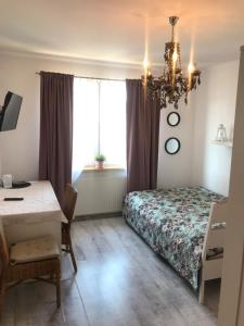 1 dormitorio con cama, escritorio y ventana en Willa Olimp, en Władysławowo