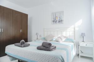 Postel nebo postele na pokoji v ubytování Cambrils Beach & Sea + 37 fotografií