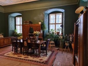 a dining room with a table and chairs at Pałac Rząsiny in Gryfów Śląski