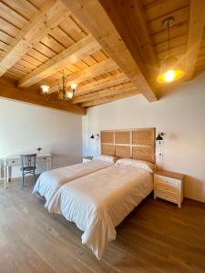 A bed or beds in a room at Casa Rural El Trineo de Campoo - Alto Campoo