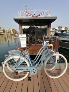 在La Maison Bateau Sotogrande内部或周边骑自行车