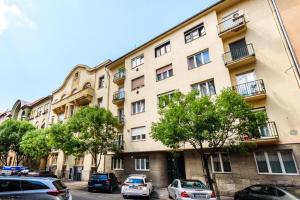 un edificio con coches estacionados frente a él en Stylish Homes Downtown Buda en Budapest