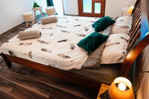 a bed in a room with a bed sidx sidx sidx at Casa Sara in Turda