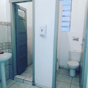 A bathroom at Pousada Central - Prox da Rodoviaria, Shoping Total, Hosp Santa Casa e Presidente Vargas