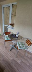 ein Tisch und zwei Stühle sowie ein Tisch und ein Spiegel in der Unterkunft Casa Bita in Sibiu