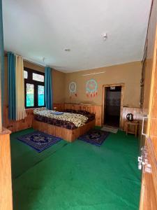 Gallery image of TreeSouls Riverside Farmstay Jibhi in Jibhi