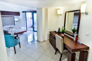 O zonă de relaxare la Galini Sea View Hotel
