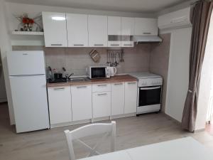 A cozinha ou kitchenette de Apartmani Ana-Lora
