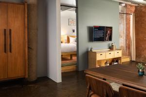 TV a/nebo společenská místnost v ubytování Canvas Hotel Dallas