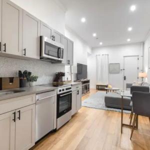 O bucătărie sau chicinetă la Modern Holiday Apartment with Strategic Location in New York