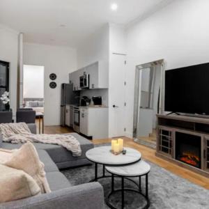 sala de estar con sofá y TV en Modern Holiday Apartment with Strategic Location in New York, en Nueva York