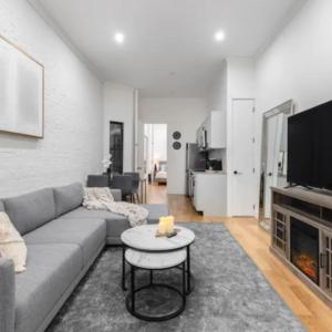 sala de estar con sofá y chimenea en Modern Holiday Apartment with Strategic Location in New York, en Nueva York