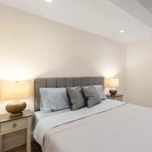 1 dormitorio blanco con 1 cama grande y 2 lámparas en Modern Holiday Apartment with Strategic Location in New York, en Nueva York