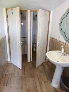 a bathroom with a sink and a toilet at Casa Bobo 10 