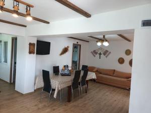 a living room with a table and chairs and a couch at Casa Bobo 10 in Bobohalma