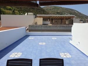 Una vista desde lo alto de un tejado con dos sillas. en CANNETO BLU, en Lipari