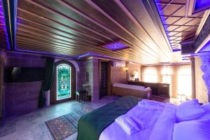 ein Schlafzimmer mit einem großen Bett in einem Zimmer in der Unterkunft Foremanson Cave Hotel in Nar