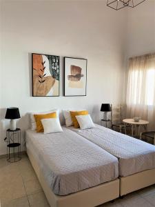 Ένα ή περισσότερα κρεβάτια σε δωμάτιο στο Olympios Apartment at Myrtos 1 minute from the beach