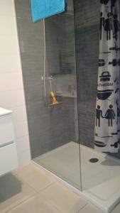 La salle de bains est pourvue d'une douche avec une porte en verre. dans l'établissement Sea view and Ifach Calpe, à Calp