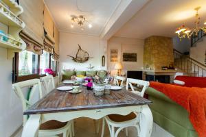 a kitchen and dining room with a wooden table and chairs at Villa Pino Pueblo in Paliouri