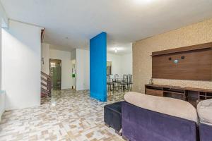 a living room with a couch and a table at Casa c piscina na Lagoa Manguaba Mal Deodoro AL in Marechal Deodoro