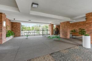 Duży pokój z balkonem z ceglaną ścianą w obiekcie City Center Garden Gates Boutique by Downtown Apartments w Gdańsku +20 zdjęć