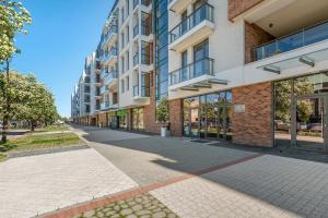 pusta ulica przed budynkiem w obiekcie City Center Garden Gates Boutique by Downtown Apartments w Gdańsku