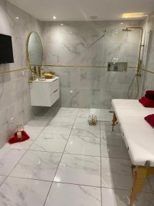 Kúpeľňa v ubytovaní Suite romantique avec jaccuzy à la gare de Montpellier