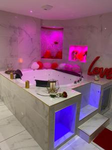 Posteľ alebo postele v izbe v ubytovaní Suite romantique avec jaccuzy à la gare de Montpellier