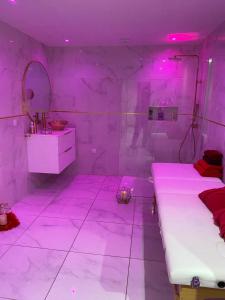 Kúpeľňa v ubytovaní Suite romantique avec jaccuzy à la gare de Montpellier
