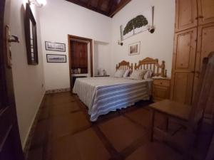une chambre avec un lit blanc et un parquet dans l'établissement Villa-Sleeps4-Parking-Garden-Pool-NearAirport, à La Laguna