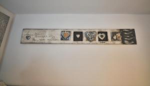 een ingelijste afbeelding van harten op een muur bij Buddhalounge Apartments in Ronda