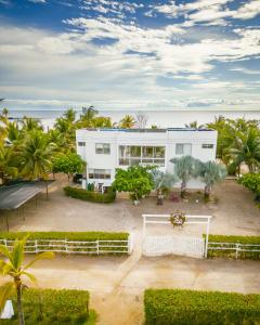 - une vue aérienne sur une maison blanche avec des palmiers dans l'établissement Quinta del Mar La Joya, à Tolú